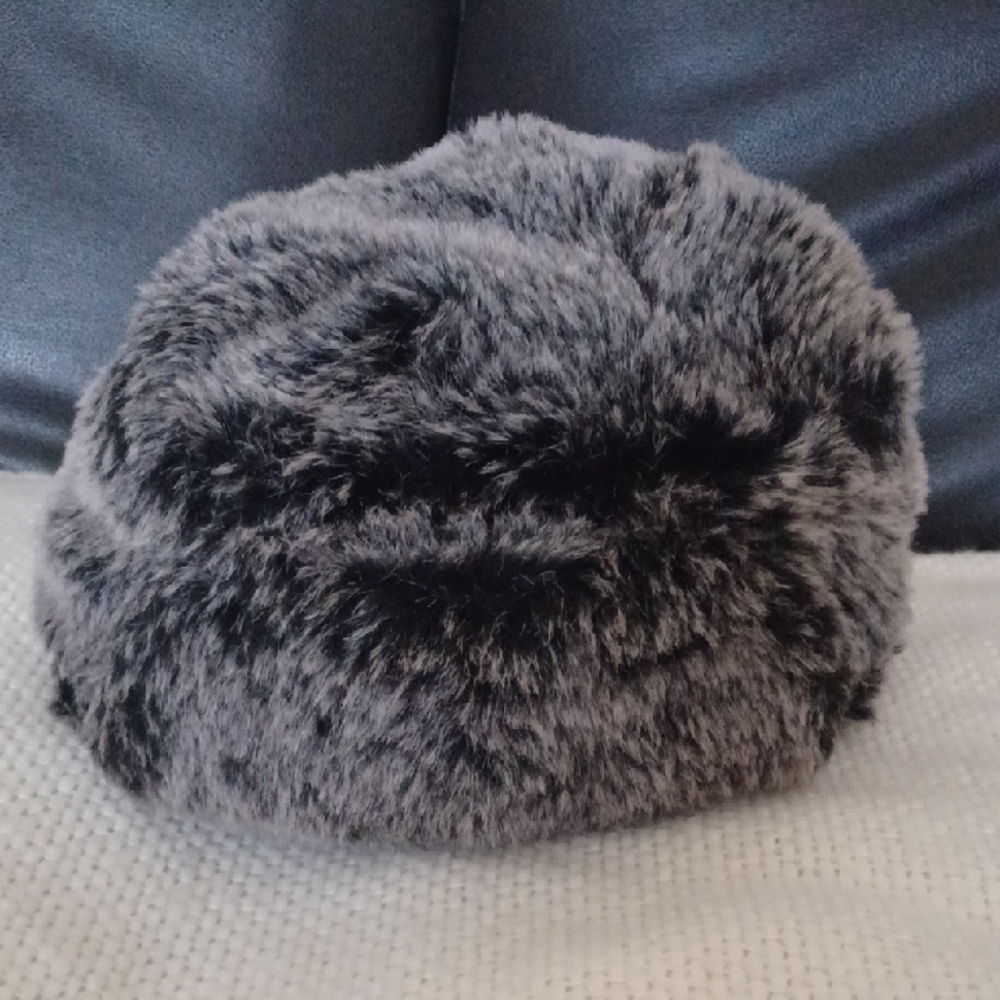 Dockers Faux Fur Winter/Ski Hat in Black and Gray